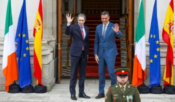 El presidente de Gobierno de España, Pedro Sánchez (der), junto al primer ministro de Irlanda, Simon Harris.