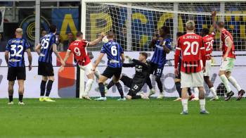 El jugador del AC Milan Luka Jovic marca el 2-0 durante el partido frente al Inter Milán.