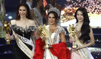 La concursante transgénero Catalina Marsano de Perú reacciona después de ser coronada ganadora junto a la finalista Saruda Panyakham de Tailandia y la segunda finalista Nguyen Tuong San de Vietnam.