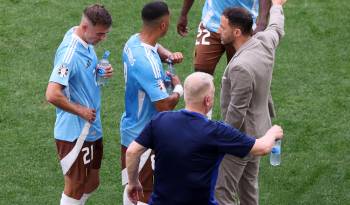 El seleccionador belga Domenico Tedesco (d) da instrucciones a Youri Tielemans durante el partido ante Ucrania.