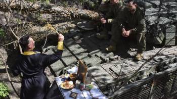 Una foto de archivo proporcionada por el servicio de prensa de la 65ª Brigada Mecanizada Separada de las Fuerzas Armadas de Ucrania muestra al capellán militar Serhiy celebrando un servicio religioso cerca de un tanque y su tripulación durante las celebraciones de Pascua cerca del frente en la zona de Zaporizhzhia, Ucrania, el 20 de abril de 2025, en medio de la invasión rusa en curso.