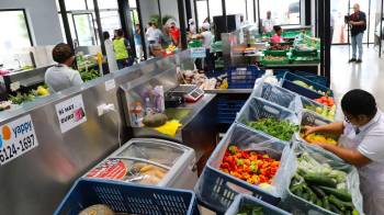 Se espera que los clientes puedan comprar los alimentos que necesiten según lo anunciado por el Municipio
