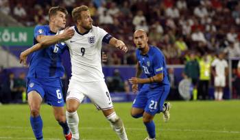 El jugador esloveno Jaka Bijol (I) defiende al inglés Harry Kane.