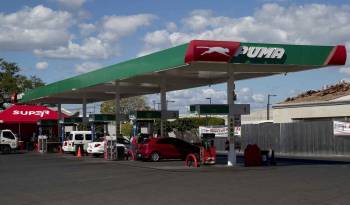 Fotografía de archivo en la que se registró una toma general de una estación de suministro de combustibles, en Managua (Nicaragua).