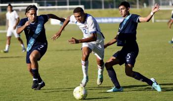 Joseph Jones (centro) durante el partido frente a Guatemala.