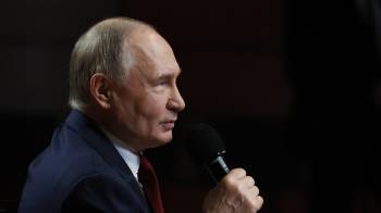En esta foto de grupo distribuida por la agencia estatal rusa Sputnik, el presidente ruso, Vladímir Putin, conversa con estudiantes en el Centro Educativo Sirius de Sochi el 19 de mayo de 2025, tras una conversación telefónica con el presidente estadounidense, Donald Trump.