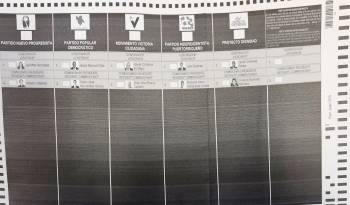 Fotografía del 23 de octubre de 2024 de una reproducción de la papeleta de los candidatos a la gobernación de Puerto Rico y al escaño de comisionado residente.