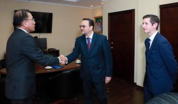 El embajador de Singapur S.E., Chua Kee Lock (i), durante el encuentro con el ministro del Mici, Julio Moltó (c), y el viceministro de Comercio Exterior, Carlos Hoyos.