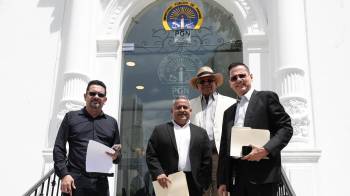 Los periodistas Tijerino (Izq.) y Alvarado (Der.) presentaron el reclamo este miércoles en el MP.
