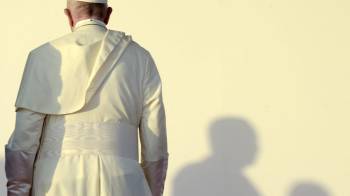 Papa Francisco de espaldas, luego de despedirse de Panamá.