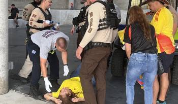 Una mujer es atendida luego de sufrir un desmayo en el estadio Hard Rock previo al partido final entre Argentina y Colombia de la Copa América.