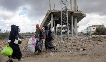 Mujeres palestinas desplazadas internamente tras una orden de evacuación emitida por el ejército israelí, en Rafah, sur de la Franja de Gaza.