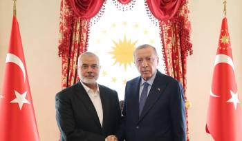 Foto facilitada por el Servicio de Prensa del presidente de Turquía, el presidente Recep Tayyip Erdogan (D) y el líder de Hamás, Ismail Haniyeh (I) durante su reunión en Estambul.