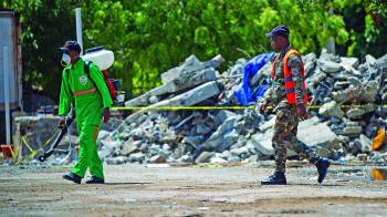 Un militar trabaja en la fumigación de los escombros del colapsado techo de la discoteca Jet Set.