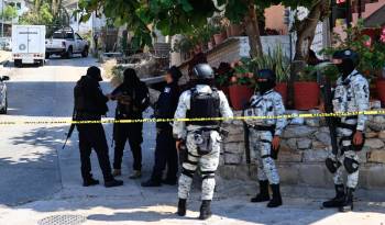 Agentes de la Guardia Nacional resguardan la zona donde fue asesinado un candidato en Acapulco, Guerrero.
