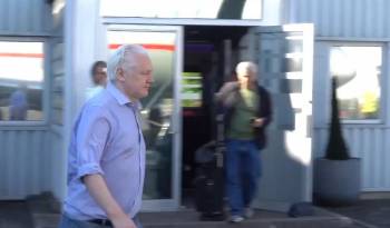 Imagen del vídeo publicado por Wikileaks que muestra a su fundador, el australiano Julian Assange, tras ser liberado.