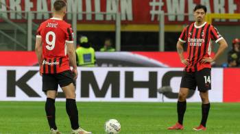 El delantero Luka Jovic y el centrocampista Tijjani Rejjnders, ambos del AC Milan, durante el último partido de la Serie A contra el Atalanta.