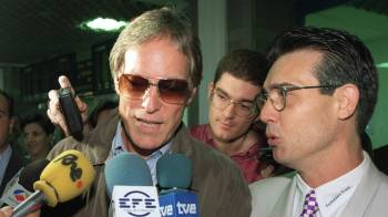 Fotografía de archivo del 10 de octubre de 1997 del actor estadounidense Richard Chamberlain (i) hablando con la prensa, en el aeropuerto de Valencia (España).