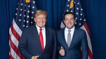 El presidente Donald Trump junto al embajador de Estados Unidos en Panamá, Kevin Cabrera.