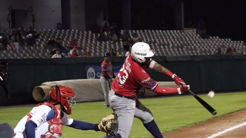 Acciones entre el equipo de Panamá Metro y Coclé en la semfinal del Campeonato Nacional de Béisbol Mayor.