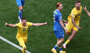 Denis Dragus celebrando uno de sus goles.