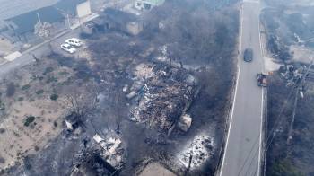 Los restos quemados de un edificio en un pueblo de Andong, sureste de Corea del Sur, el 26 de marzo de 2025.