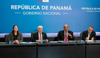 Fotografía cedida por la Presidencia de Panamá del presidente panameño Laurentino Cortizo Cohen (2-d) reunido con su homólogo de Guatemala, César Bernardo Arévalo de León (2-i), acompañados por la canciller panameña, Janaina Tewaney Mencomo (d), hoy en Ciudad de Panamá (Panamá). EFE/Presidencia de Panamá
