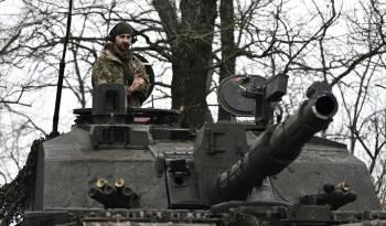 Un militar ucraniano se prepara para el combate con el tanque Challenger 2 en un lugar no revelado cerca de la línea del frente en la región de Zaporizhzhia, en medio de la invasión rusa de Ucrania.