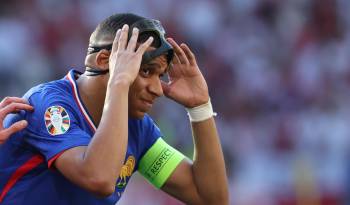 El francés Kylian Mbappé reacciona durante el partido del grupo D que han jugado Francia y Polonia en Dortmund, Alemania.