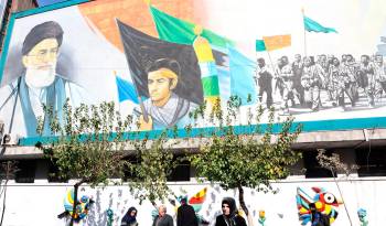 Iraníes caminan junto a un mural del líder supremo iraní, el ayatolá Ali Khamenei, en Teherán.