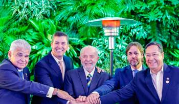 De derecha a izquierda, los presidentes Luis Arce (Bolivia), Luis Lacalle Pou (Uruguay), Luiz Inácio Lula da Silva (Brasil), Santiago Peña (Paraguay) y José Raúl Mulino (Panamá).