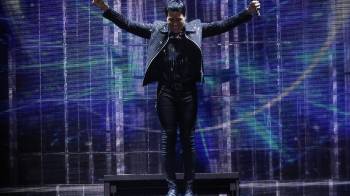 El cantante boricua arrancó el show con una energía desbordante.