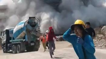 Esta captura de pantalla de imágenes de video UGC tomadas y publicadas por Khon Su Cheevit Adeet Mai Suay Rok Na en Facebook el 28 de marzo de 2025 muestra a trabajadores huyendo de un edificio mientras se derrumba en un sitio de construcción en Bangkok, después de un terremoto.
