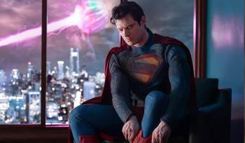 Fotografía divulgada vía Instagram por el cineasta y codirector ejecutivo de DC Studios, James Gunn, en sus redes sociales donde se muestra la primera fotografía de David Corenswet caracterizado como Superman, para la cinta del superhéroe que tiene previsto su estreno el 11 de julio de 2025.