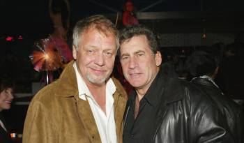 Los actores David Soul (izq.) y Paul Micheal Glaser posan para una fotografía en la fiesta posterior al estreno de Warner Bros. de la película ‘Starsky and Hutch’.