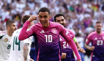 El delantero de la selección de Alemania Jamal Musiala celebra tras marcar el primer gol en el partido de la Eurocopa disputado entre Alemania y Hungría este miércoles en Stuttgart, Alemania.
