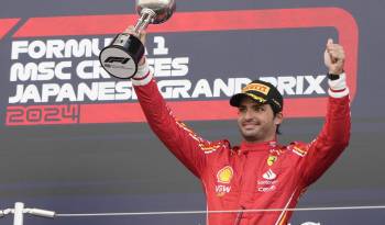 El español Carlos Sainz celebra el podio conseguido en Suzuka luego de finalizar el Gran Premio de Japón.