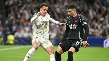 Lucas Vázquez (izq.) y Gabriel Martinelli durante el partido entre el Real Madrid y Arsenal.