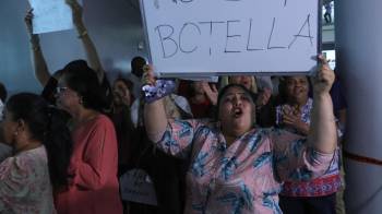 Funcionarios de la Asamblea Nacional se mostraron molestos al enterarse de que no se les iba a pagar su quincena como de costumbre por ACH y que este pago se realizaría por cheques.