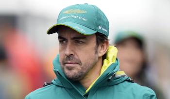 El piloto español Fernando Alonso renueva con Aston Martin.