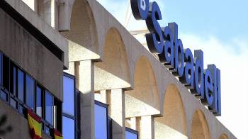 El logotipo de ‘Banc Sabadell’ en la sede del banco en Alicante.