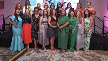 “Las 25 mujeres más destacadas de Panamá” 2025 posan junto a las ganadoras de mención honorífica.