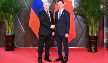 El vicepresidente de China, Han Zheng (d.), junto al presidente de Rusia, Vladimir Putin (i.)