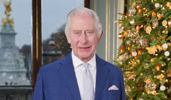 El Rey Carlos III dio su primer discurso navideño desde que asumió la corona a las 3 de la tarde en el Palacio de Buckingham