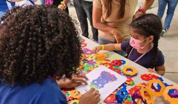 Los voluntarios de Fundapromat ayudan a los asistentes de las actividades.