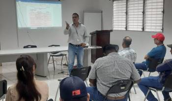 Personal del Mida, el Imhpa y productores, durante la reunión de la Mesa Técnica Agroclimática.