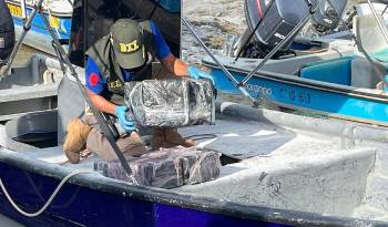Agentes de Senafront extraen la droga detectada.