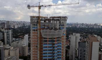 Fotografía aérea de un edificio de apartamentos en construcción, en São Paulo (Brasil).