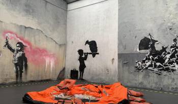 Varias obras del artista Bansky, este 15 de mayo de 2024 en el museo de Banksy, en Nueva York.
