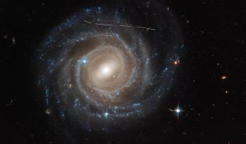 Un asteroide fotobombea una instantánea del Hubble de la galaxia UGC 12158.